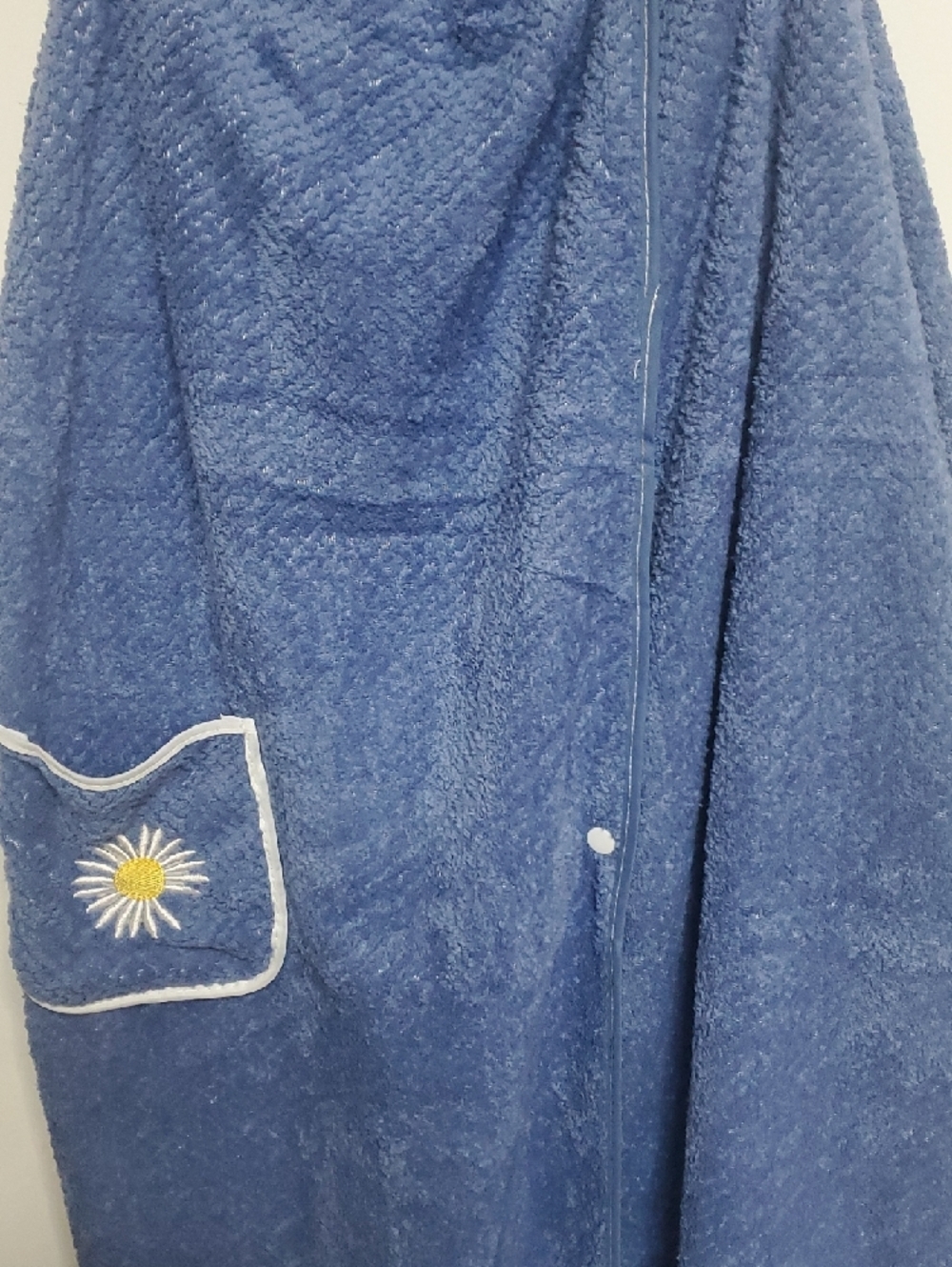 Blue Plush Wearable Towel with Daisy Pocket - Picture 4 of 9